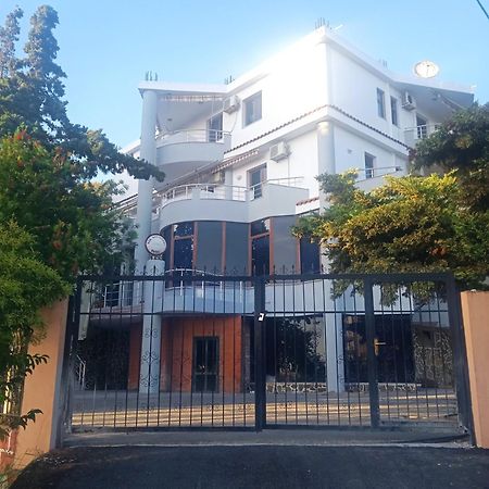 Hotel Moris Kryemedhej Exterior photo