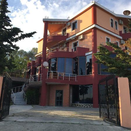 Hotel Moris Kryemedhej Exterior photo