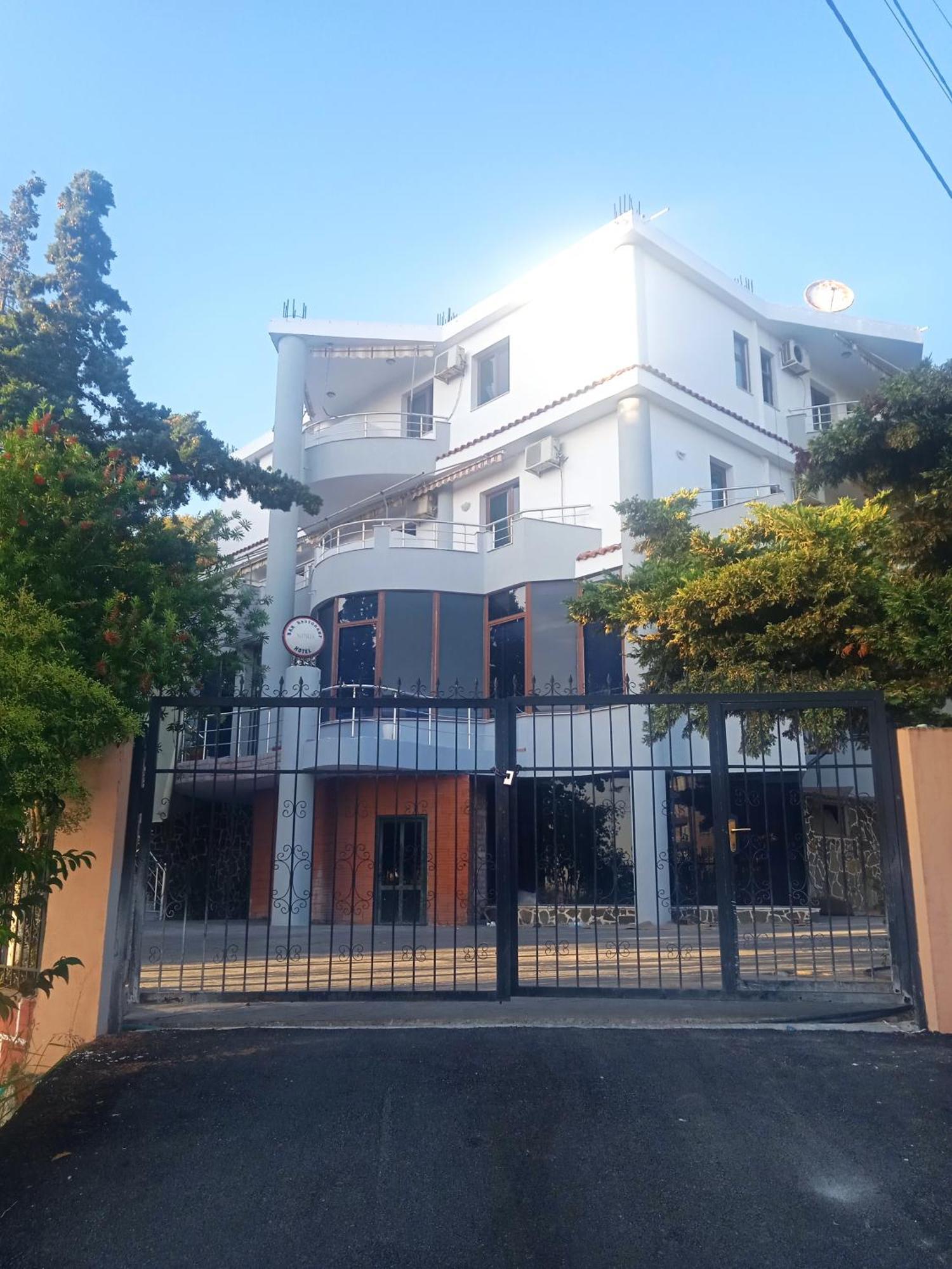 Hotel Moris Kryemedhej Exterior photo