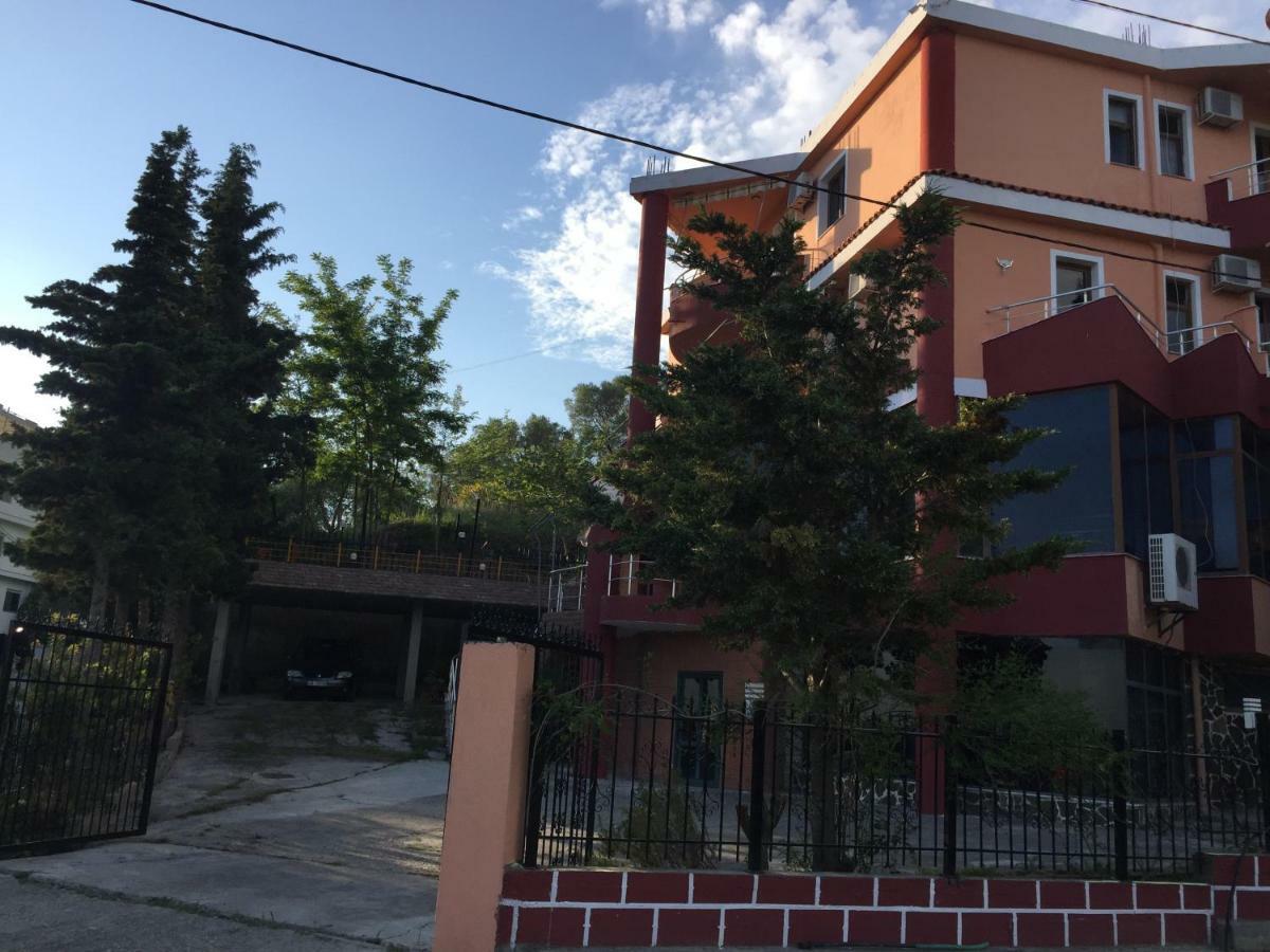 Hotel Moris Kryemedhej Exterior photo