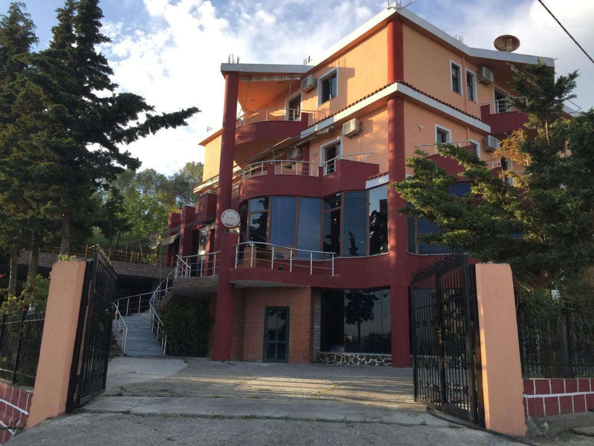 Hotel Moris Kryemedhej Exterior photo