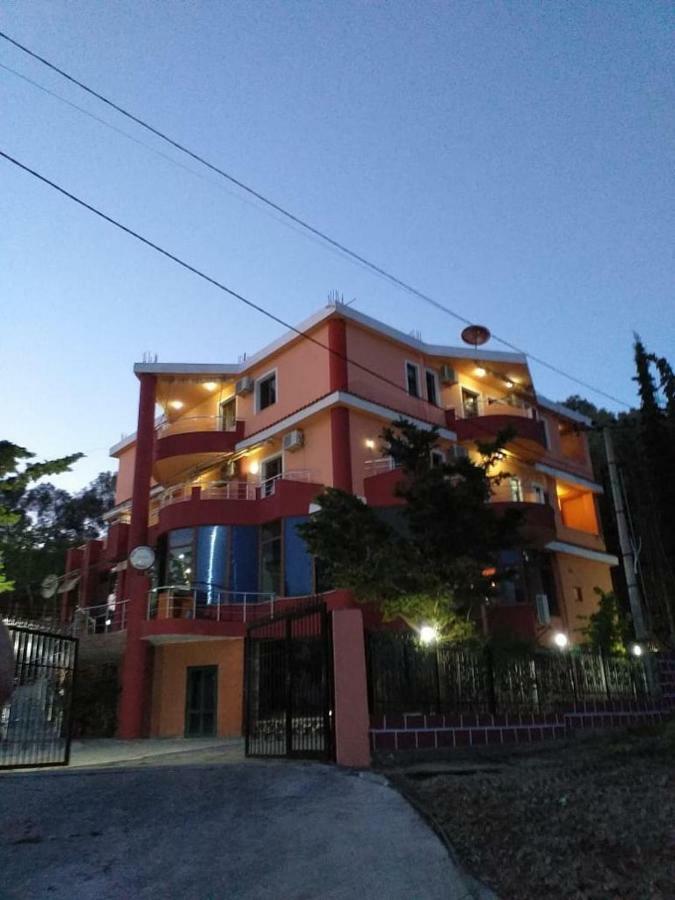 Hotel Moris Kryemedhej Exterior photo